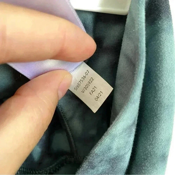 ATHLETA TIE DYE SALUTATION 7/8 TIGHT IN POWERVITA Size Small - Picture 4 of 4